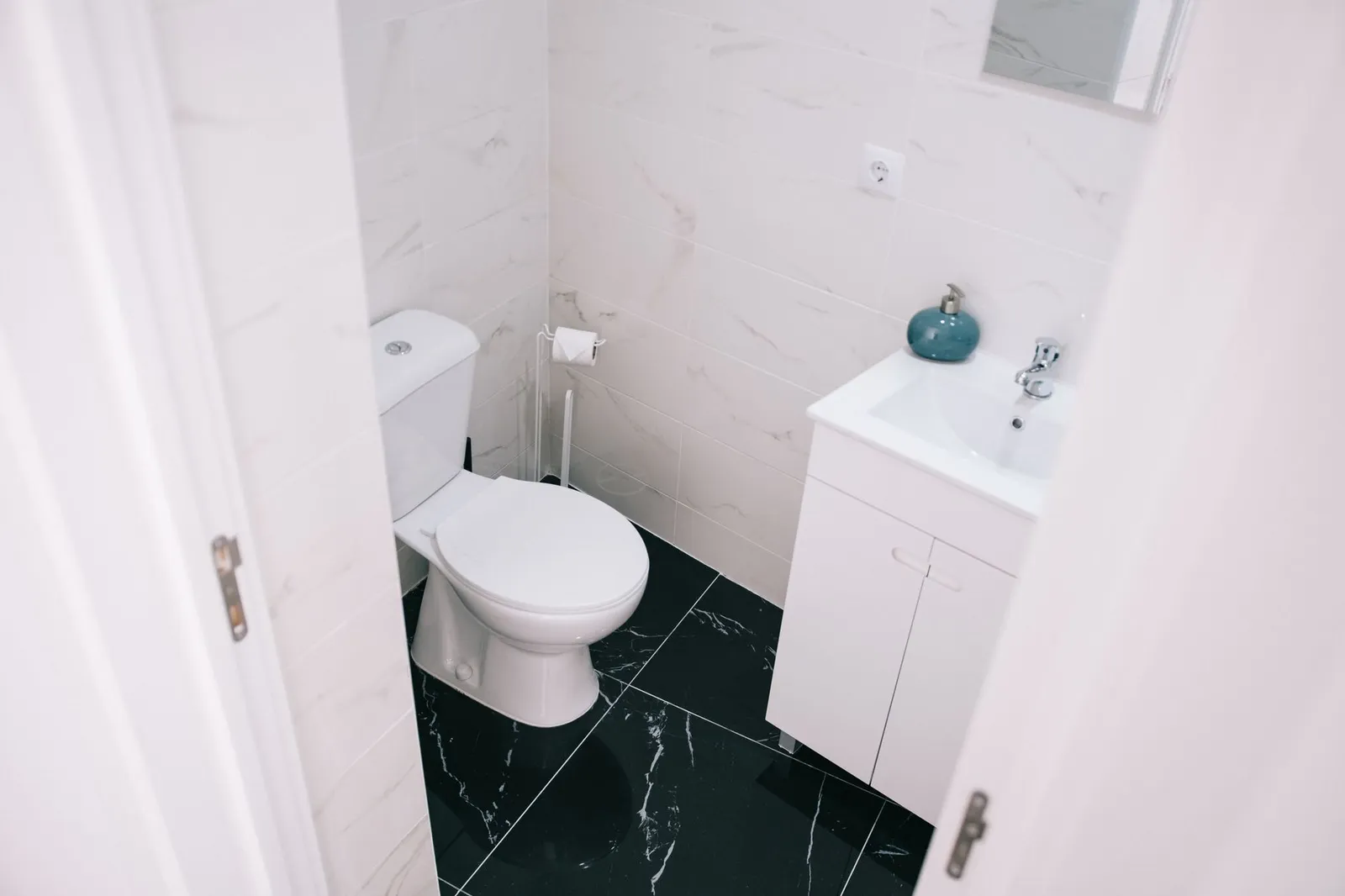 Small Bathroom Makeover Ideas: AI Visualization for Tiny Bathrooms
