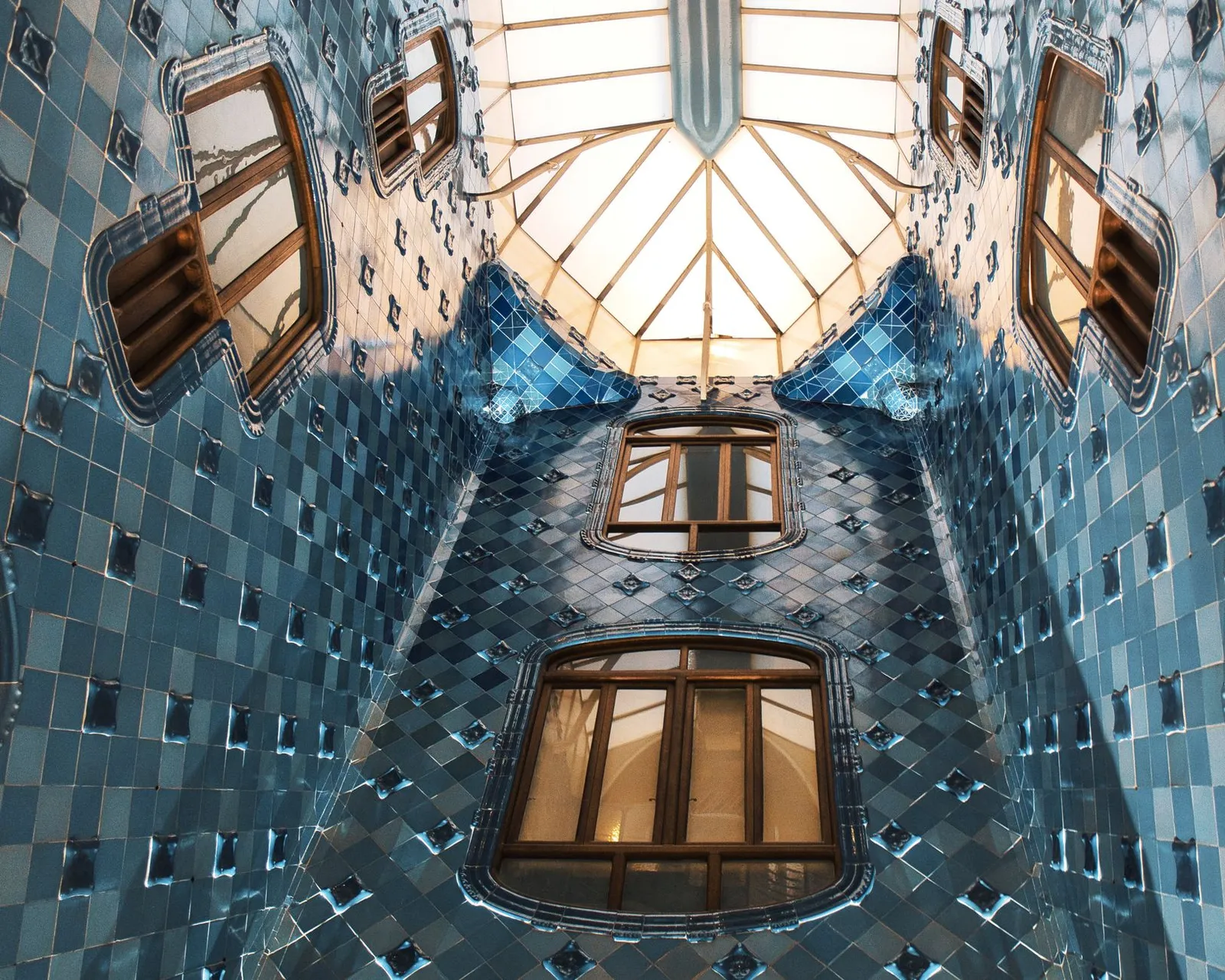 Art Nouveau Interior Design: Organic Beauty and Flowing Lines