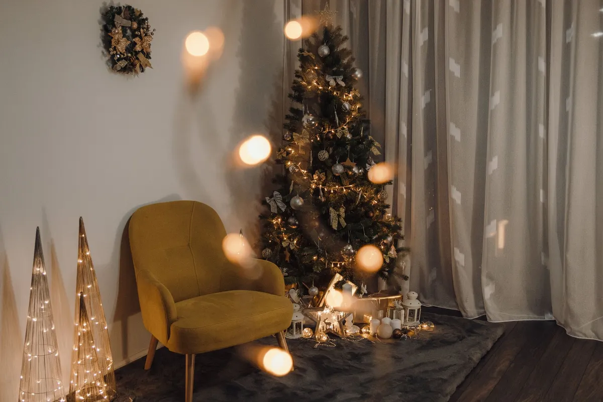 Cozy winter bedroom renovation with warm textiles, layered blankets and soft ambient lighting creating hygge atmosphere